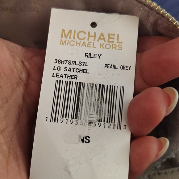 Michael Kors Riley Large Satchel/Shoulder Bag in Pearl Grey with silver hardware - Picture 6 of 6